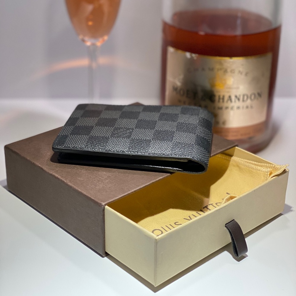 Loui Vuitton Multiple Wallet
